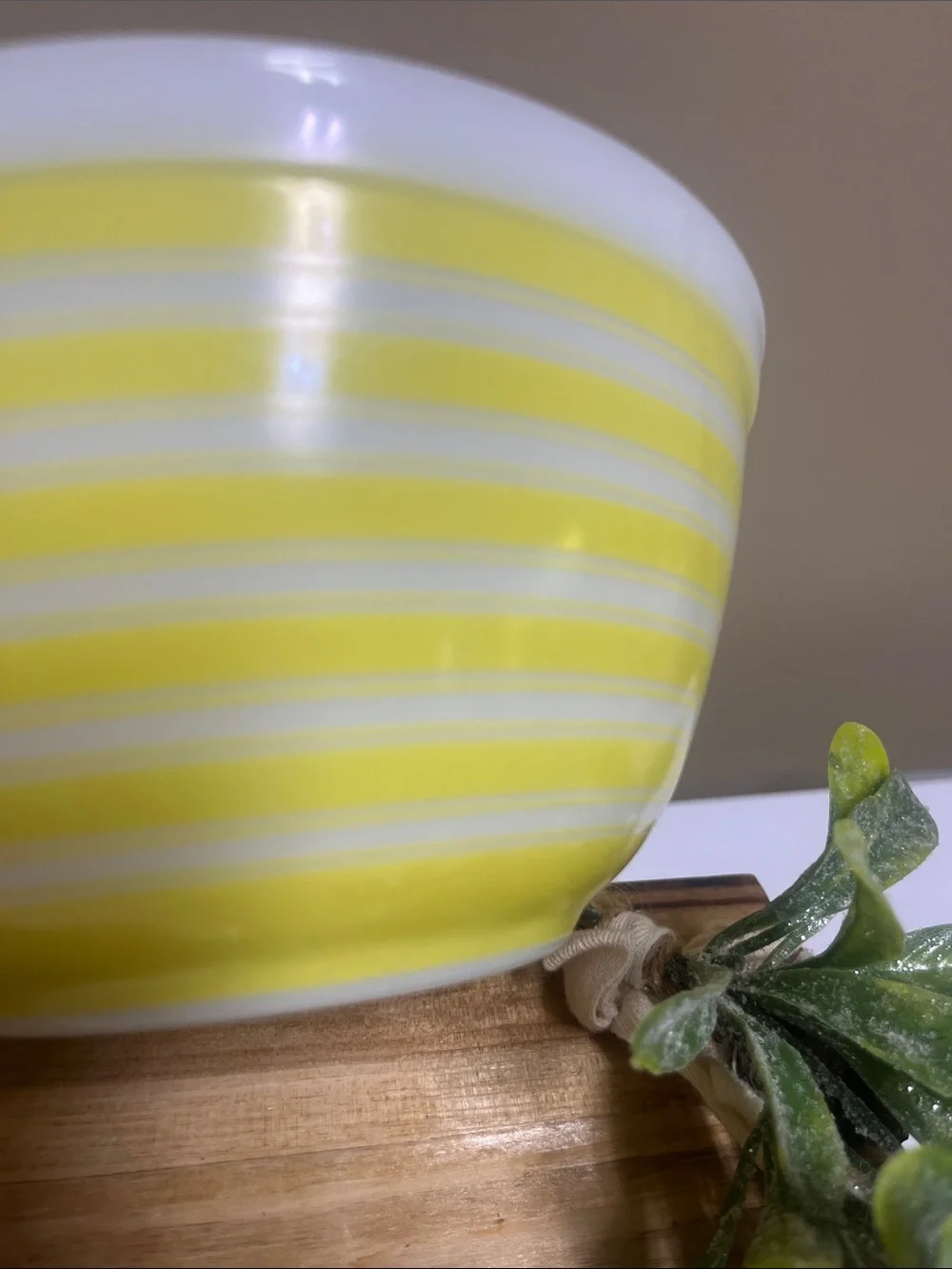 Pyrex 2 pc Yellow Stripe nesting bowls 1.5 pt & 1.5 qt in good condition